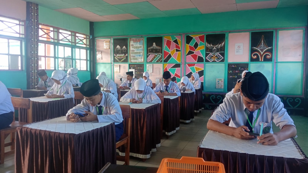 Siswa mengerjakan ujian